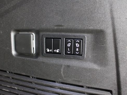 Used 2022 GMC Yukon XL SLT w/ SLT Luxury Package AWD/4WD image 23