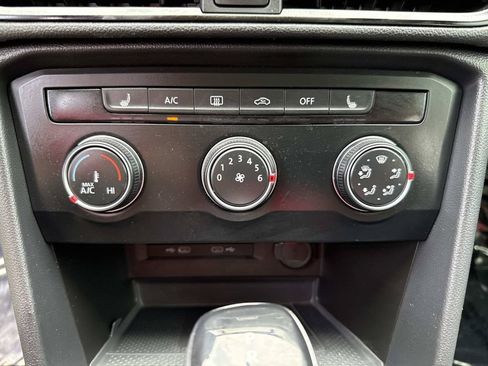 Used 2022 Volkswagen Taos SE w/ Panoramic Sunroof Package FWD image 28
