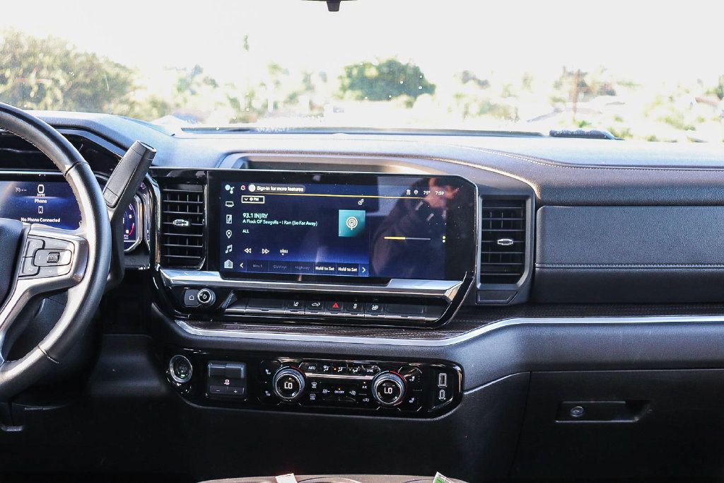 Used 2025 Chevrolet Silverado 2500 LT AWD/4WD image 9
