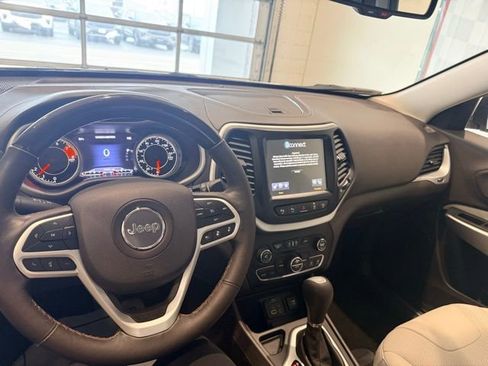 Used 2018 Jeep Cherokee Overland w/ Technology Group image 21