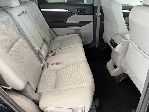 Used 2017 Toyota Highlander LE AWD/4WD image 24