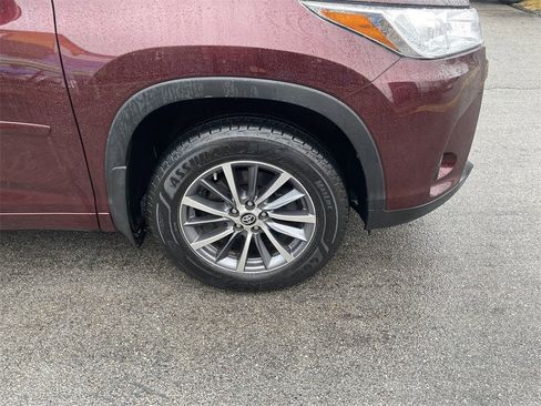 Used 2018 Toyota Highlander SE image 11