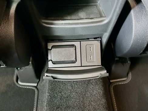 Used 2026 Mercedes-Benz GLB 250 4MATIC image 33