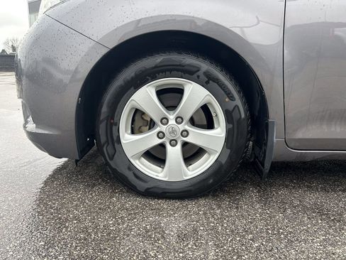 Used 2017 Toyota Sienna LE image 34