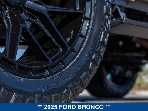 Used 2025 Ford Bronco Badlands AWD/4WD image 17