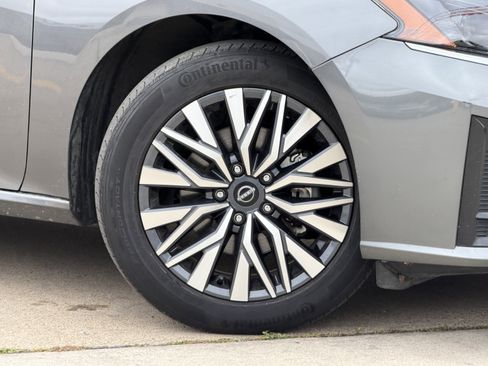 Used 2025 Nissan Altima 2.5 SV FWD image 3