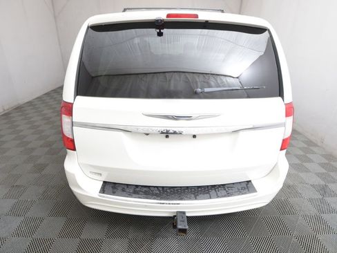 Used 2012 Chrysler Town & Country Touring image 6