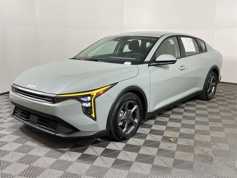 Used 2025 Kia K4 LXS image 4