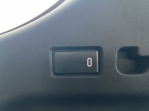 Used 2024 Chevrolet Suburban Premier image 31