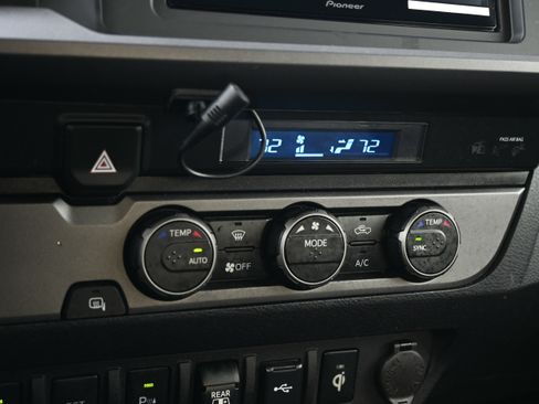 Used 2022 Toyota Tacoma TRD Sport w/ Technology Package image 20