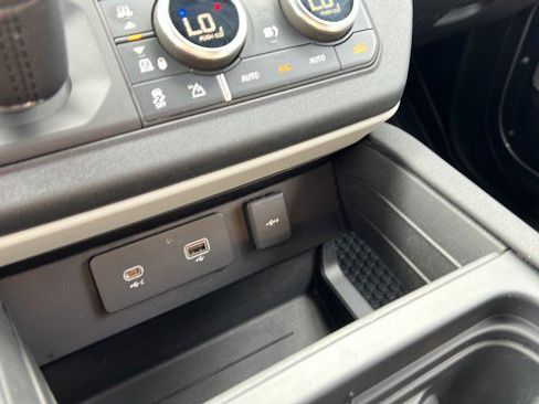 Used 2023 Land Rover Defender 130 X-Dynamic SE image 28