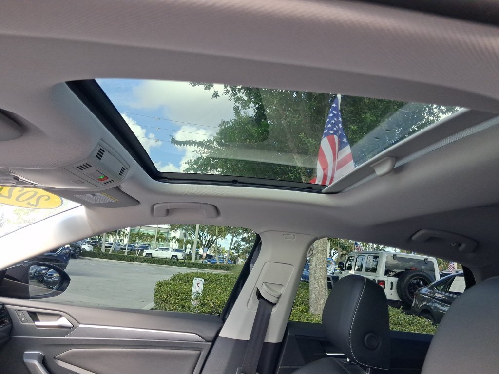 Certified 2024 Volkswagen Jetta SE w/ Panoramic Sunroof Package FWD image 19