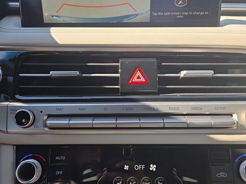 Used 2025 Genesis G70 2.5T image 16