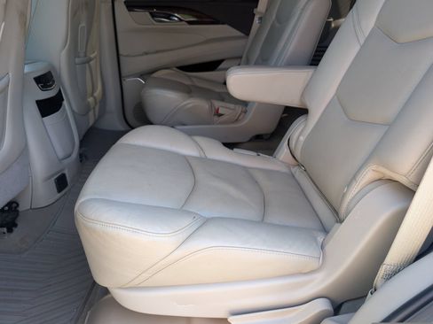 Used 2017 Cadillac Escalade Luxury AWD/4WD image 7