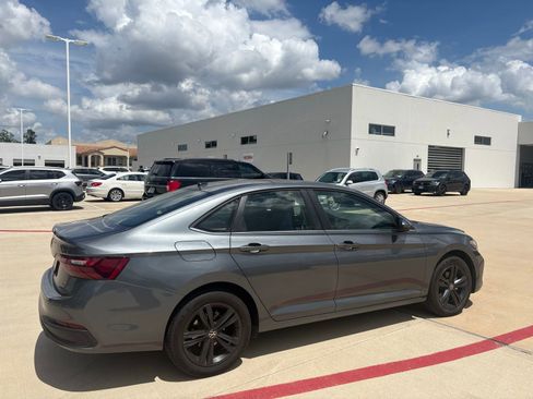 Used 2024 Volkswagen Jetta SE w/ Panoramic Sunroof Package image 3