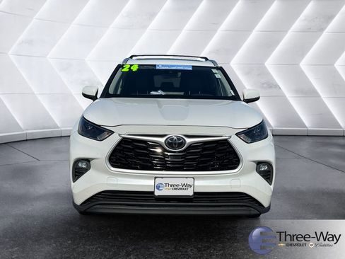 Used 2024 Toyota Highlander XLE FWD image 8