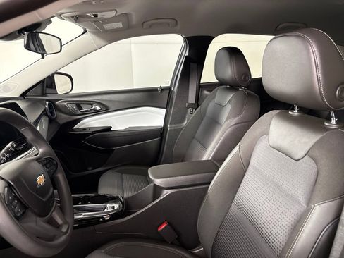 Used 2025 Chevrolet Trax LT FWD image 24