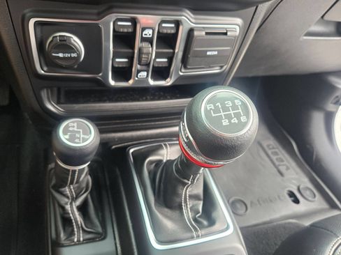Used 2021 Jeep Wrangler Unlimited Sahara AWD/4WD image 12