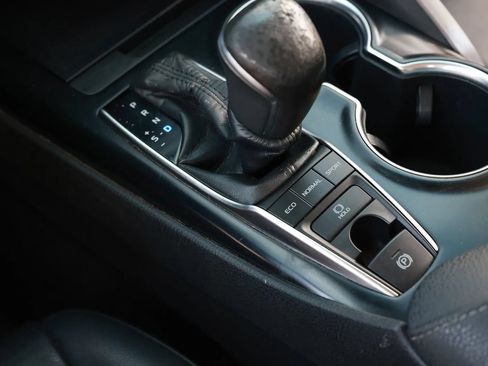 Used 2018 Toyota Camry XSE FWD image 38