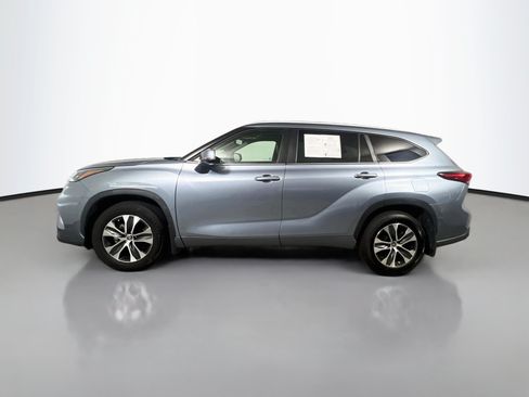 Used 2023 Toyota Highlander XLE AWD/4WD image 9