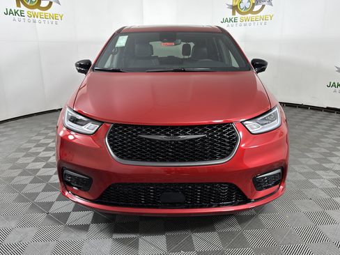 New 2026 Chrysler Pacifica Select image 3