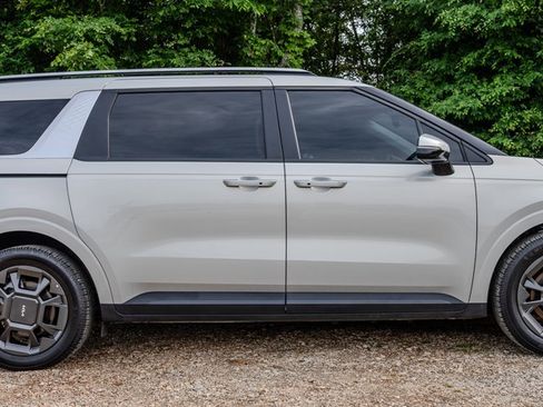 Used 2025 Kia Carnival EX FWD image 6