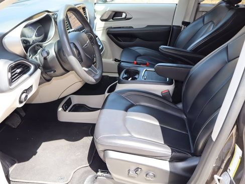 Used 2023 Chrysler Pacifica Touring-L FWD image 16