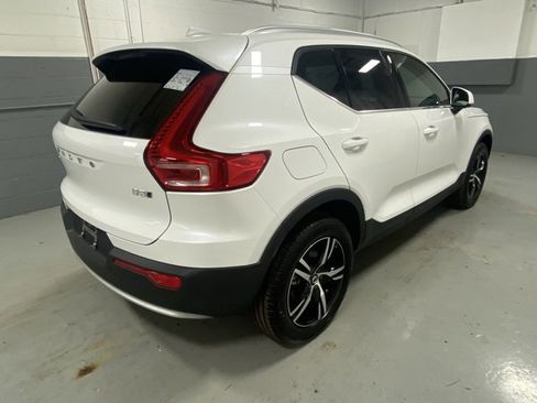 Used 2025 Volvo XC40 B5 Core image 3
