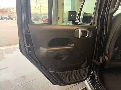 Used 2024 Jeep Wrangler Unlimited Rubicon image 25