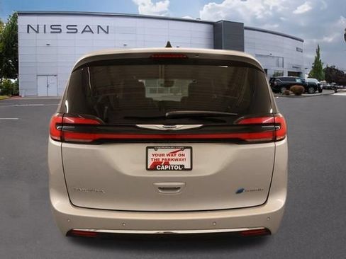 Used 2023 Chrysler Pacifica Touring-L FWD image 4