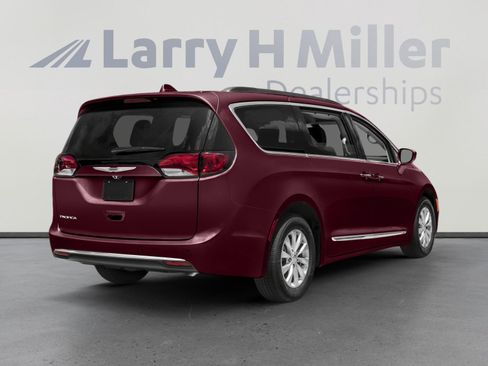 Used 2017 Chrysler Pacifica Limited w/ Advanced Safetytec Group FWD image 2