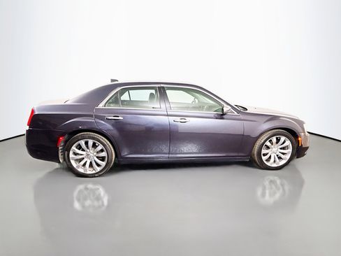 Used 2018 Chrysler 300 Limited RWD image 11