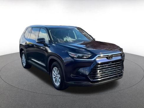 Used 2025 Toyota Grand Highlander XLE image 3