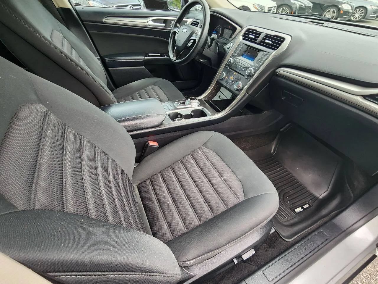 Used 2017 Ford Fusion SE FWD image 14