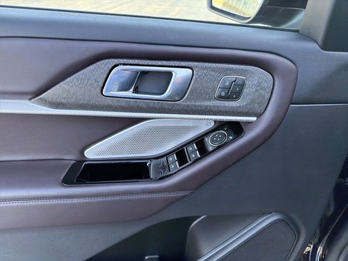 Certified 2025 Ford Explorer Platinum image 22