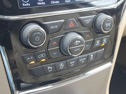 Used 2019 Jeep Grand Cherokee Limited image 16