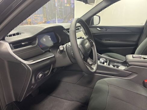 New 2025 Jeep Grand Cherokee Laredo image 9