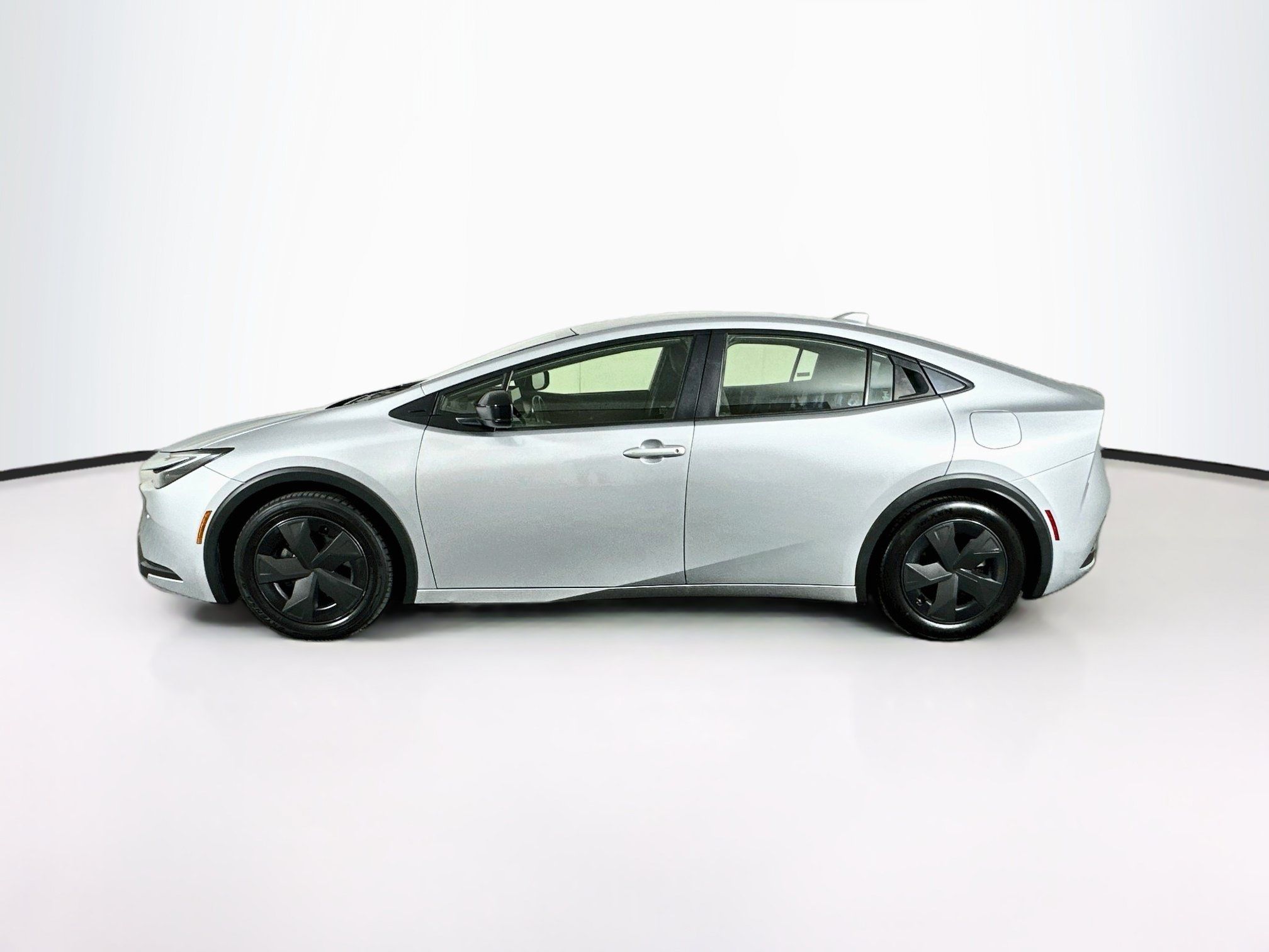 Used 2025 Toyota Prius LE FWD image 4