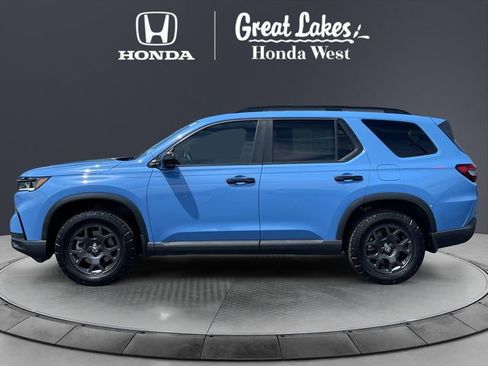 Used 2025 Honda Pilot TrailSport image 2
