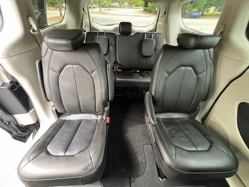 Used 2021 Chrysler Pacifica Touring-L FWD image 23