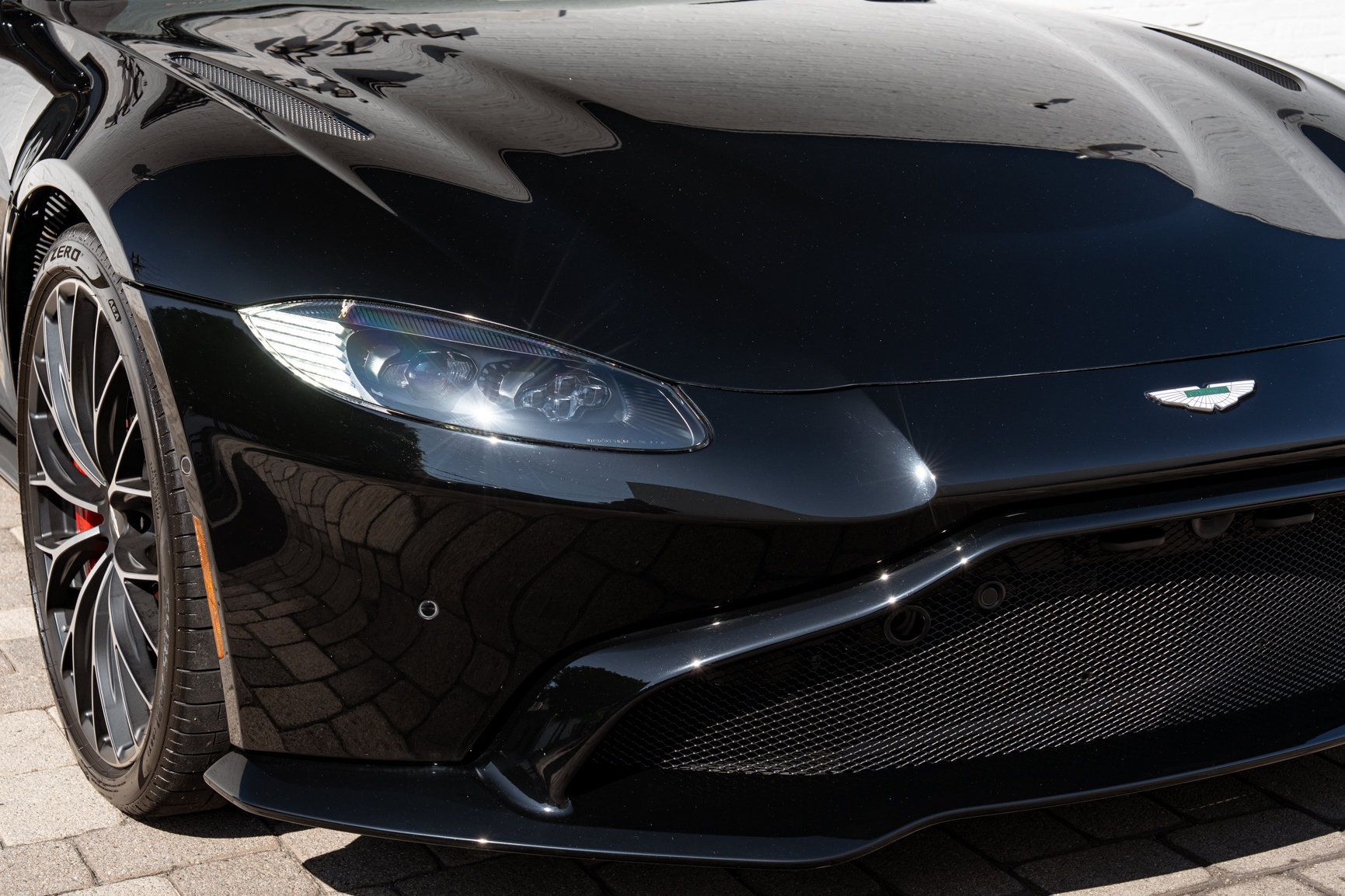 Used 2023 Aston Martin V8 Vantage Roadster RWD image 9