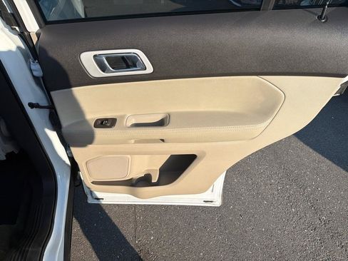 Used 2015 Ford Explorer XLT w/ Equipment Group 202B FWD image 29