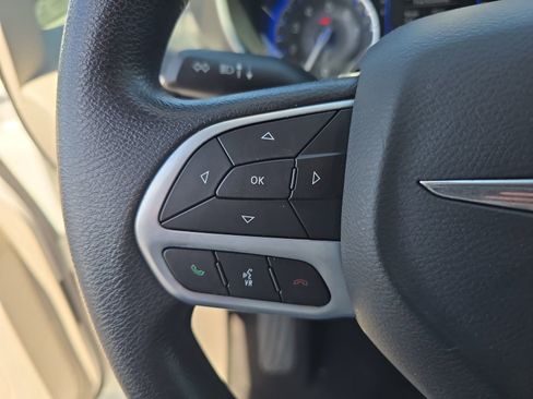 Used 2020 Chrysler Pacifica Touring image 22