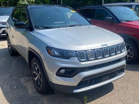Used 2025 Jeep Compass Limited AWD/4WD image 5