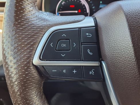 Used 2024 Toyota Sienna Platinum FWD image 15