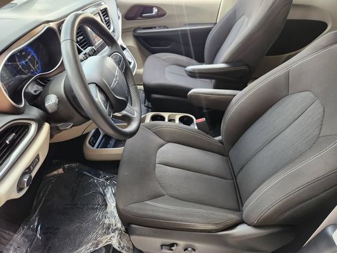 Used 2023 Chrysler Voyager LX FWD image 15