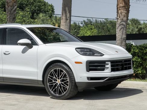 Used 2024 Porsche Cayenne AWD/4WD image 11
