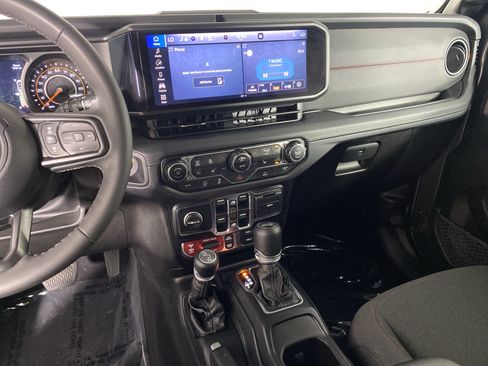 Used 2025 Jeep Wrangler Unlimited Rubicon w/ Convenience Group AWD/4WD image 26