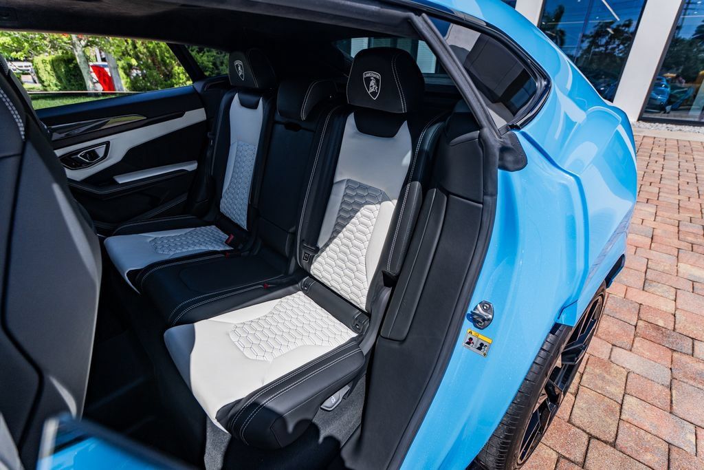 Used 2022 Lamborghini Urus AWD/4WD image 36