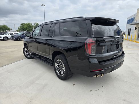 Used 2025 Chevrolet Suburban Z71 image 5